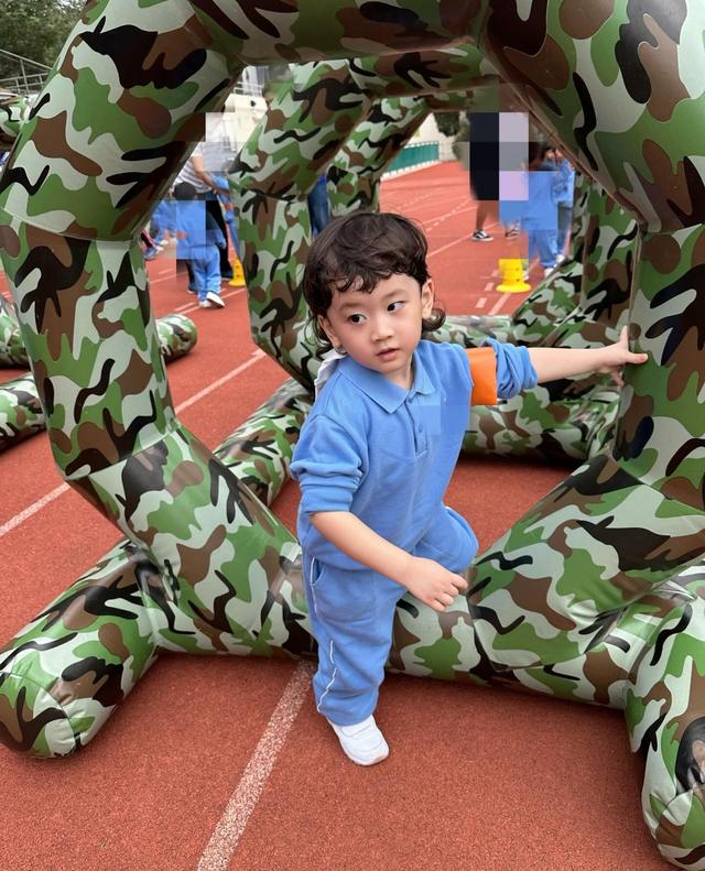 陳山聰3歲兒子校運動會勇奪金牌！小臉跑得通紅，奶乎乎令人心化插图3