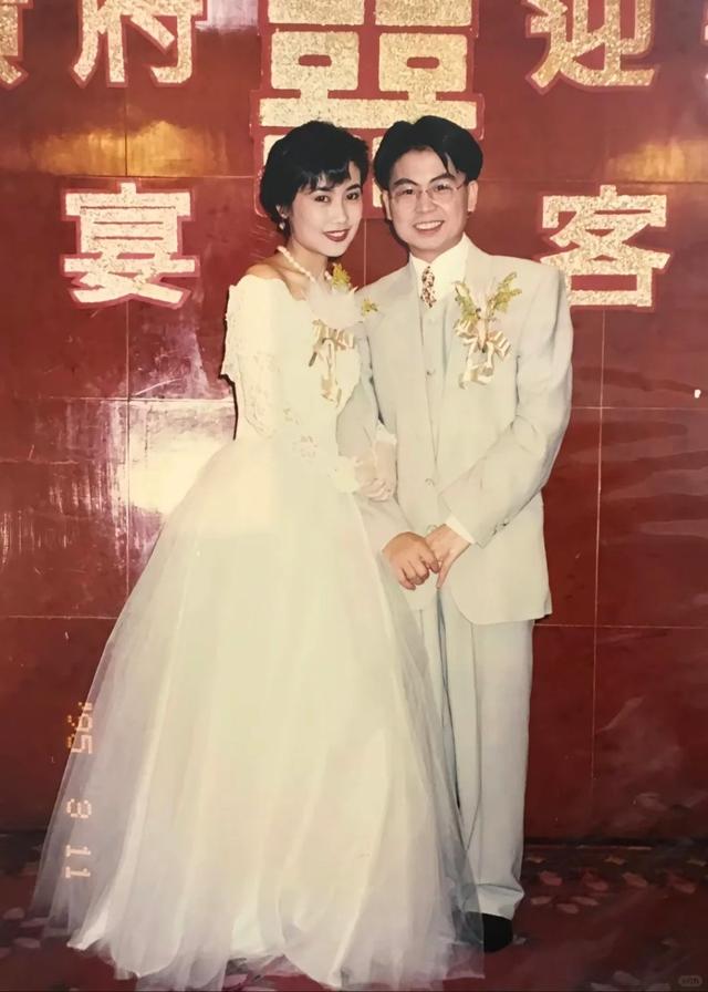 知名港星結婚29周年深情示愛老婆，女方神似朱茵葉玉卿結合體插图1