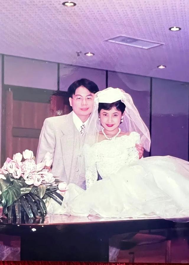 知名港星結婚29周年深情示愛老婆，女方神似朱茵葉玉卿結合體插图2