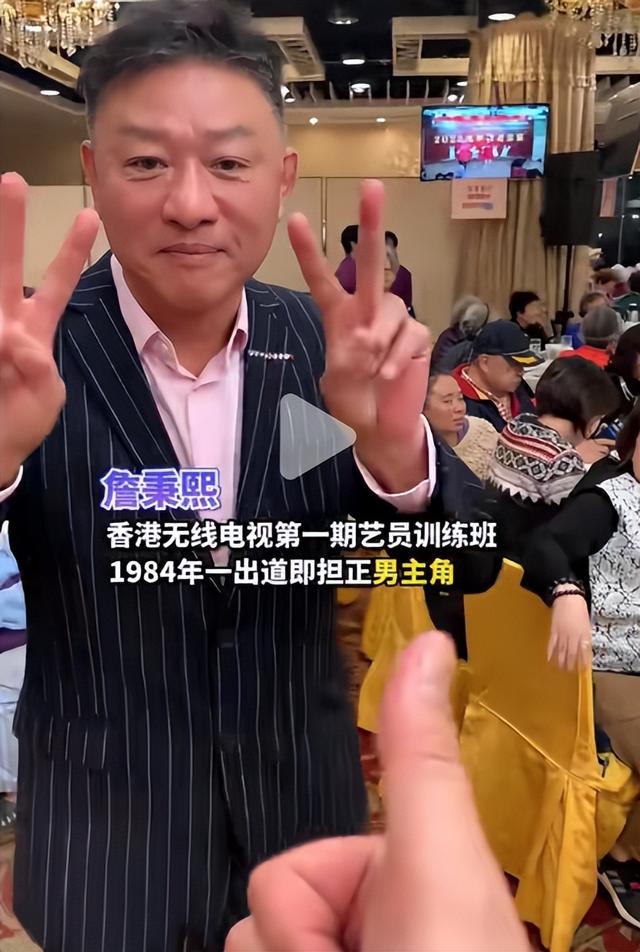 63歲過氣港星宴會撈金，滿臉笑超配合，出道當男一疑得罪人被雪藏插图1