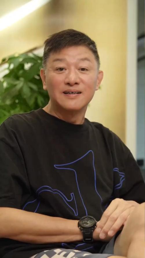 63歲過氣港星宴會撈金，滿臉笑超配合，出道當男一疑得罪人被雪藏插图8