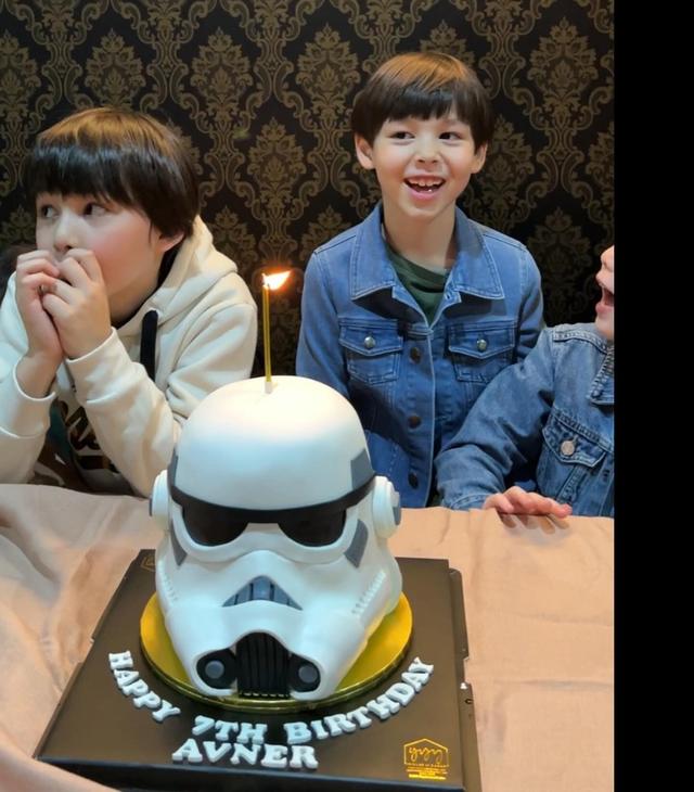 周汶錡為混血兒子大搞7歲生日趴！哥哥高冷弟弟軟萌，顏值超驚艷插图1