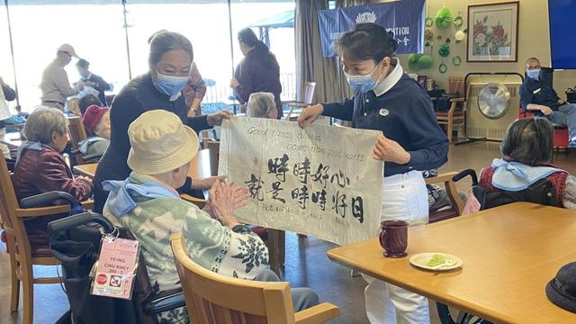 嶽華遺孀恬妮近況！77歲高齡在華人養老院做義工，滿臉紅光有活力插图1