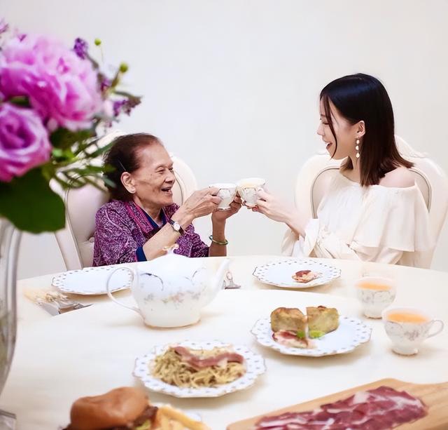 黃日華賀嶽母100歲生日，聲如洪鐘送祝福孝心足！亡妻已離世3年插图5