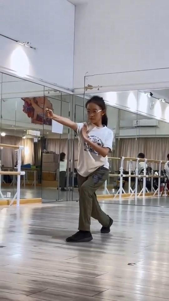 香港女星曬11歲女兒練武氣勢如虹！兩兄妹生父都成謎，顏值差異大插图3