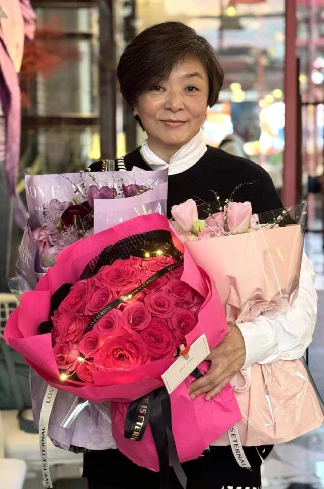 陳玉蓮慶祝64歲生日！膚白貌美真凍齡，難怪周潤發愛得死去活來插图1