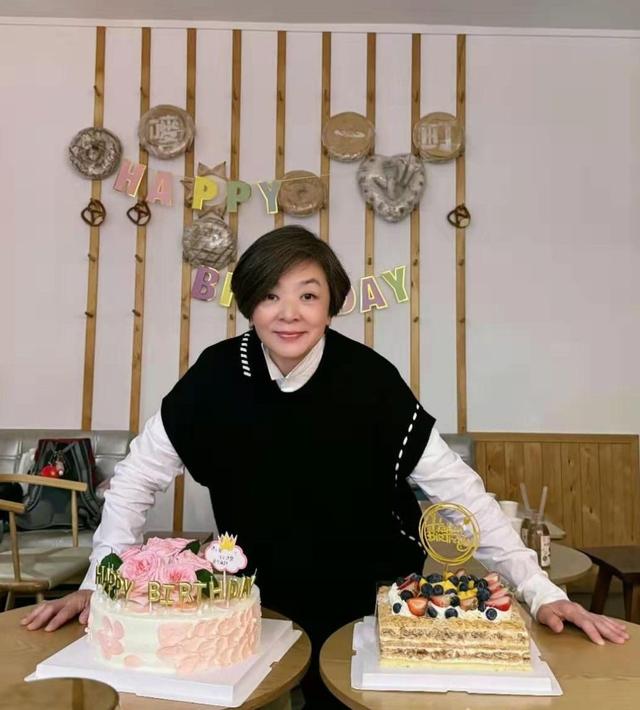 陳玉蓮慶祝64歲生日！膚白貌美真凍齡，難怪周潤發愛得死去活來插图2