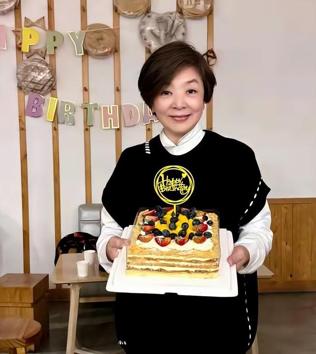 陳玉蓮慶祝64歲生日！膚白貌美真凍齡，難怪周潤發愛得死去活來插图3