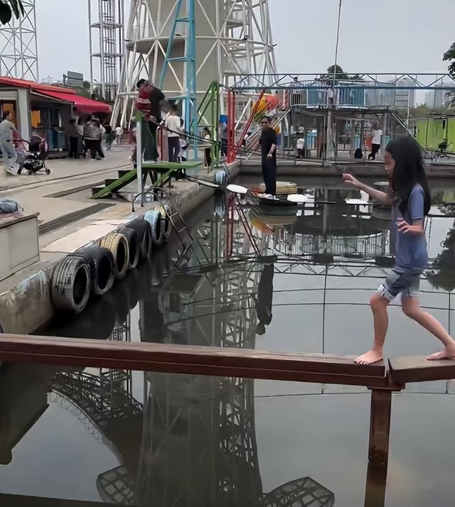 香港女星帶娃赴廈門遊！兩女兒首次坐高鐵滿臉興奮，玩得樂不思蜀插图6