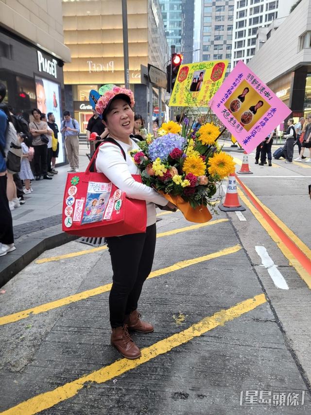 大批張國榮粉絲文華酒店前獻花！金發性感女子凹S曲線打卡被罵插图3