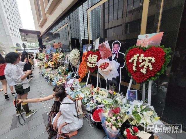 大批張國榮粉絲文華酒店前獻花！金發性感女子凹S曲線打卡被罵插图7