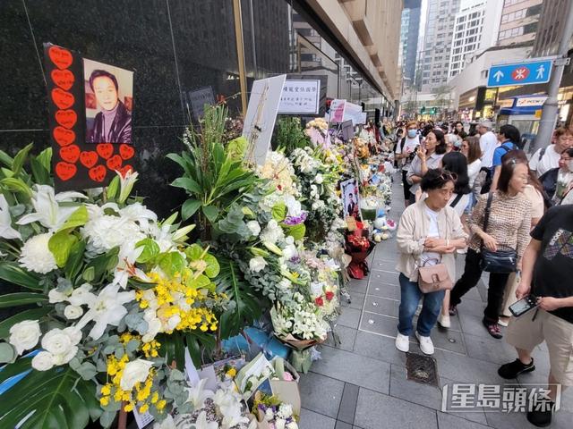 大批張國榮粉絲文華酒店前獻花！金發性感女子凹S曲線打卡被罵插图10