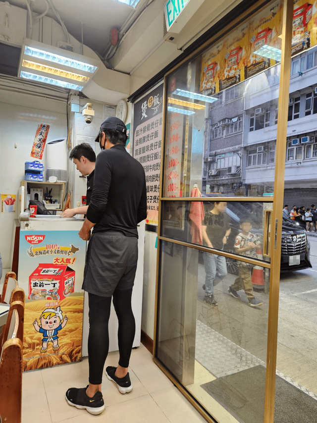 68歲周潤發蒼蠅小館用完餐，出門拍照拍到忘我，一屁股坐別人車尾插图1