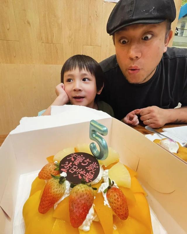 張致恒大兒子5歲生日全傢簡單慶祝，寄語：不要像爸爸這麼失敗插图3