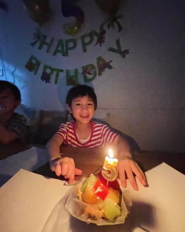 張致恒大兒子5歲生日全傢簡單慶祝，寄語：不要像爸爸這麼失敗插图6