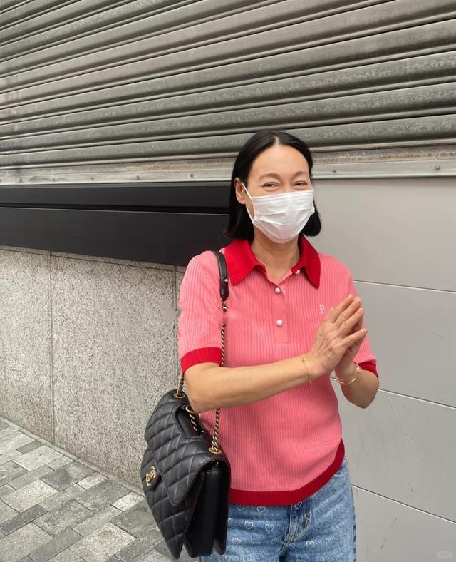 64歲影後香港街頭背4萬香奈兒包被偶遇，身傢過億未婚未育太顯嫩插图2