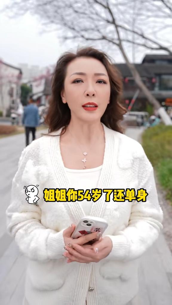 54歲女星與00後小鮮肉約會甜炸！處處被呵護大贊：他很照顧老人傢插图1