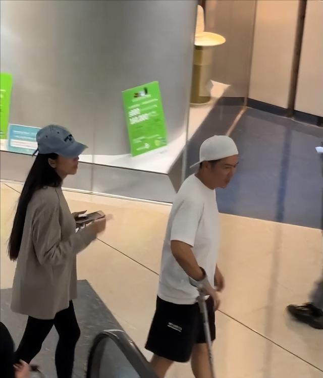 知名港星腳骨裂拄拐逛商場無人識，小16歲嬌妻隻顧看手機各走各路插图2