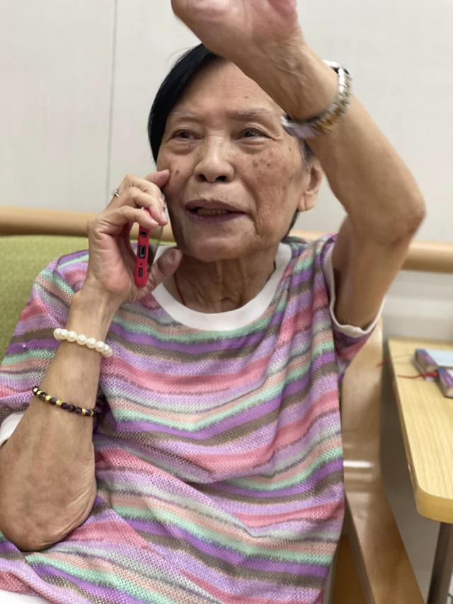 86歲香港老戲骨住養老院不適應！度日如年靠打電話緩解苦悶孤獨插图2