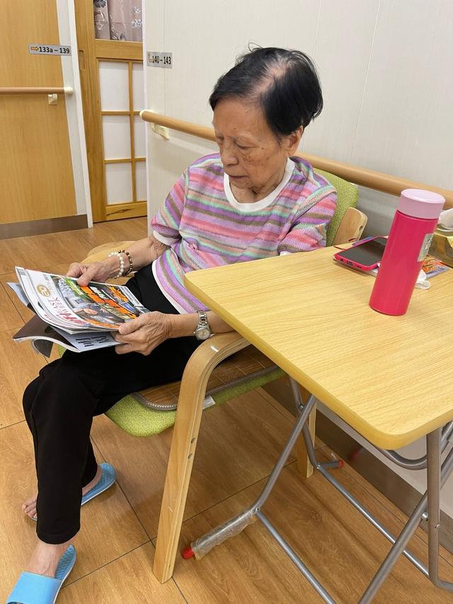 86歲香港老戲骨住養老院不適應！度日如年靠打電話緩解苦悶孤獨插图4