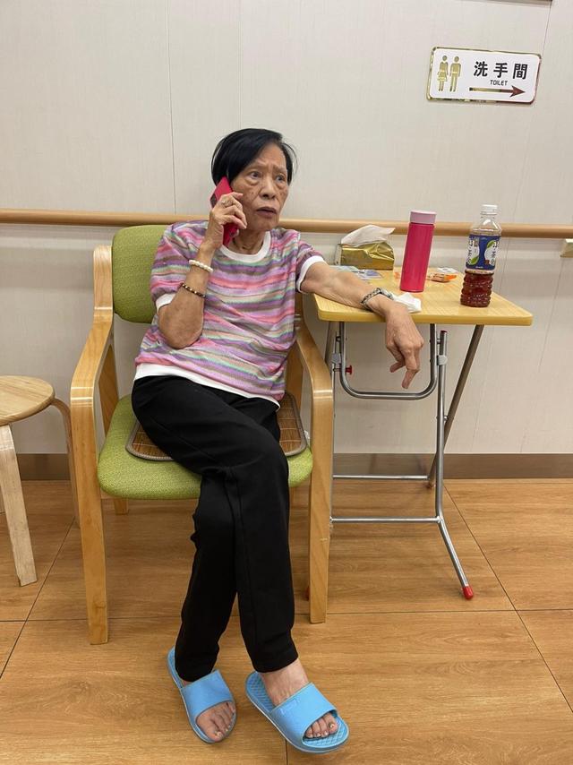 86歲香港老戲骨住養老院不適應！度日如年靠打電話緩解苦悶孤獨插图5