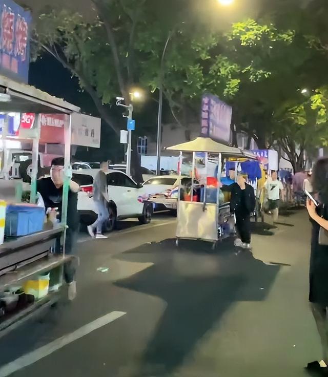 港星張兆輝被珠海夜市奇觀震撼！百輛小吃車出動似長龍，逛吃不停插图3