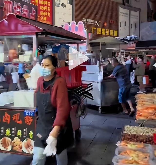 港星張兆輝被珠海夜市奇觀震撼！百輛小吃車出動似長龍，逛吃不停插图4