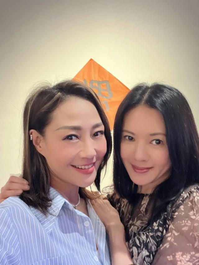 58歲李麗珍同框周美鳳，美得難分高下！兩人女兒同樣等比復制美貌插图2