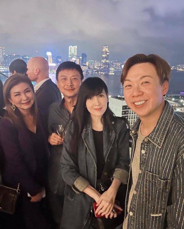 周慧敏與老公倪震合照流出！粉碎離婚傳言，夫妻依偎燦笑感情好插图4