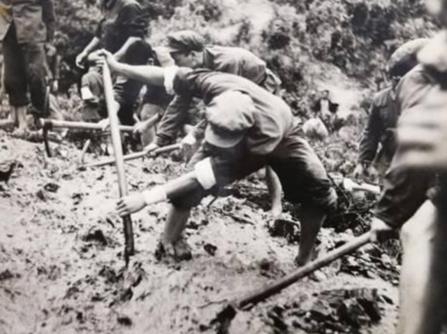 越軍160迫擊炮彈，鉆地2米爆炸，工兵連長建議：工事蓋鋼板插图2