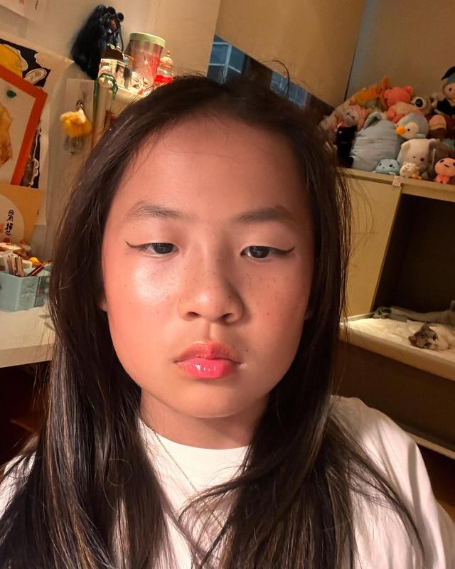 洗米嫂8歲小女兒畫眼線塗口紅，早熟個性鮮明，熱愛網上沖浪插图1