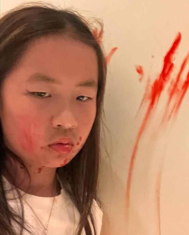洗米嫂8歲小女兒畫眼線塗口紅，早熟個性鮮明，熱愛網上沖浪插图4