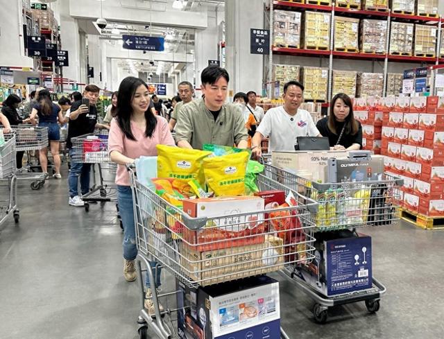 TVB男星逛山姆超市獲高層親自招待，享受封路待遇試吃未發售新品缩略图