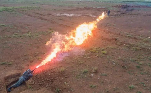 國產單兵火焰噴射器，在兩場自衛反擊戰中大顯神威，堪稱碉堡殺手插图3