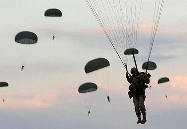 軍界奇葩部隊之恥：印度軍隊搞跳傘表演，33人跳傘致34人死亡插图4