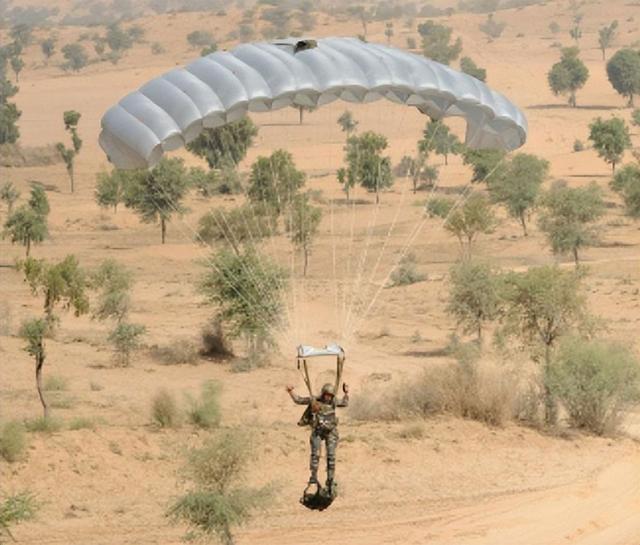 軍界奇葩部隊之恥：印度軍隊搞跳傘表演，33人跳傘致34人死亡插图5
