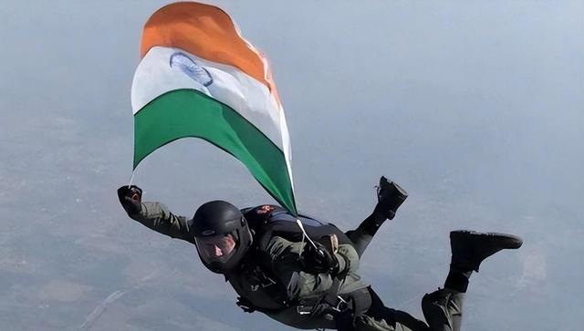 軍界奇葩部隊之恥：印度軍隊搞跳傘表演，33人跳傘致34人死亡插图7