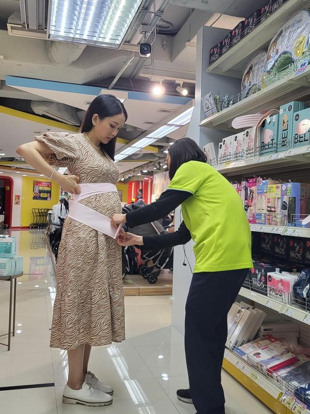 41歲香港女星宣佈懷孕！新婚一個月就現巨肚，帶球結婚效率高插图1