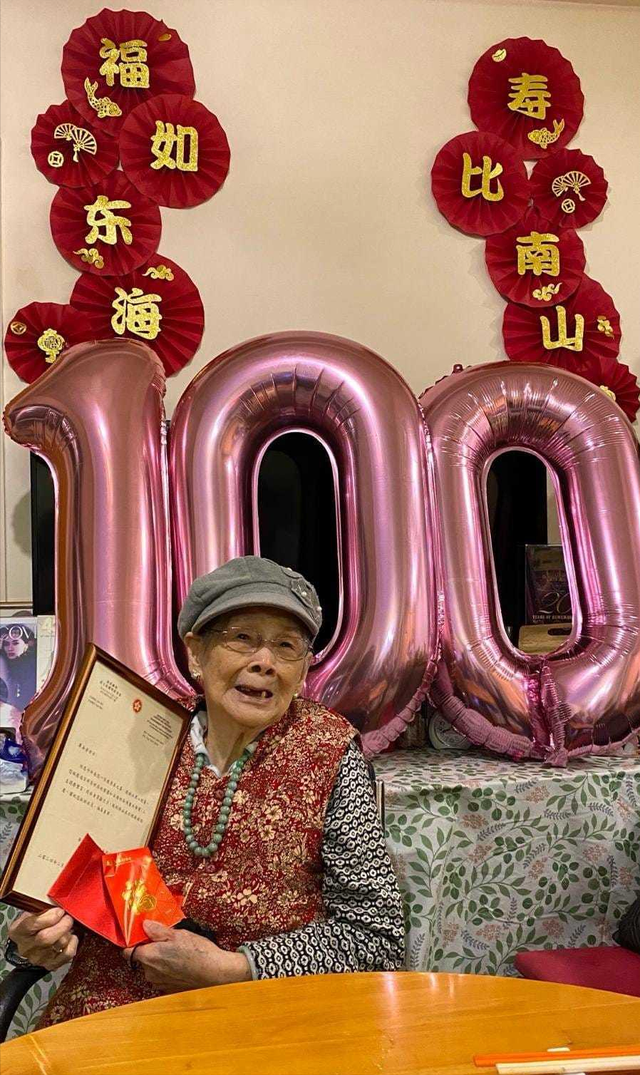 梅艷芳母親慶祝100歲生日！獲政府頒賀函開心合影，兒子不見人影插图1
