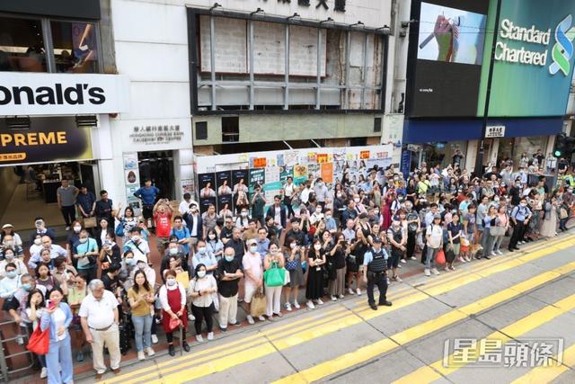香港頂流薑濤生日排面震撼！過萬粉絲集結銅鑼灣，警察維持秩序插图11