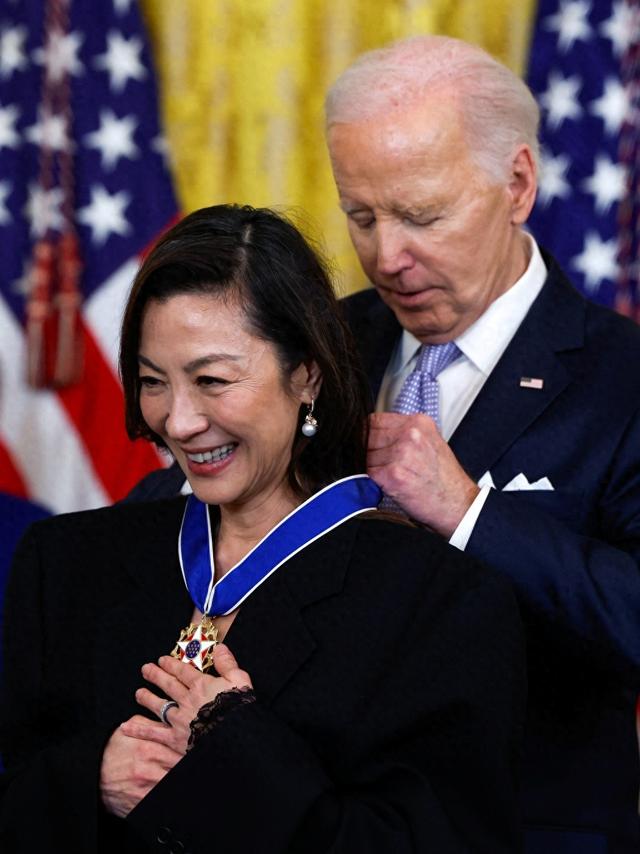 華裔女演員首位！楊紫瓊獲拜登頒授最高榮譽勛章，並列世界級人物缩略图