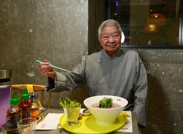 82歲蔡瀾月花50萬酒店養老，吃發黴臘腸配一桌葷菜，被指太重口味缩略图