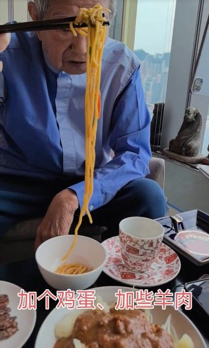 82歲蔡瀾月花50萬酒店養老，吃發黴臘腸配一桌葷菜，被指太重口味插图5