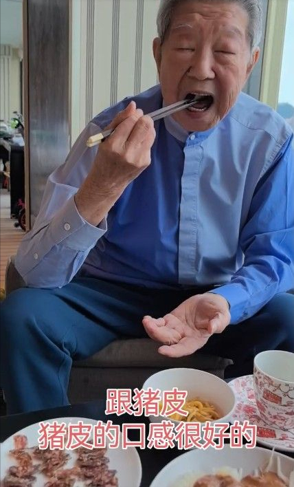 82歲蔡瀾月花50萬酒店養老，吃發黴臘腸配一桌葷菜，被指太重口味插图6