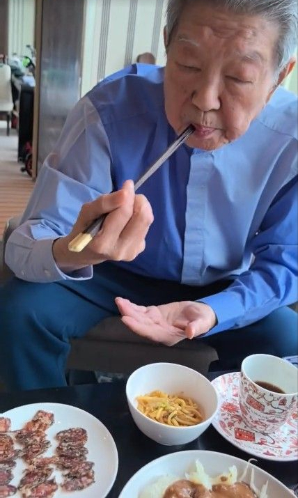 82歲蔡瀾月花50萬酒店養老，吃發黴臘腸配一桌葷菜，被指太重口味插图9