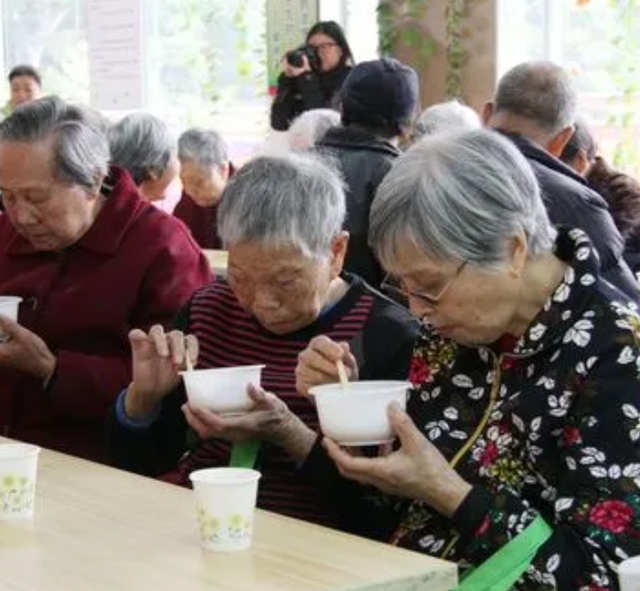 重慶一62歲大媽早飯喝糯米粥，堅持整整1年，現在胃炎怎麼樣瞭？插图3
