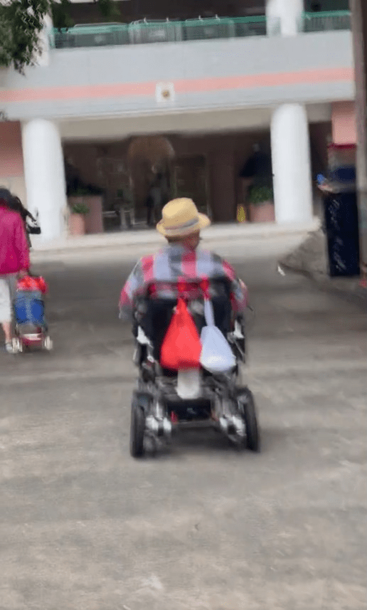 72歲洪金寶獨自坐輪椅買菜！身後掛飯盒塑料袋，左右看註意路況插图1