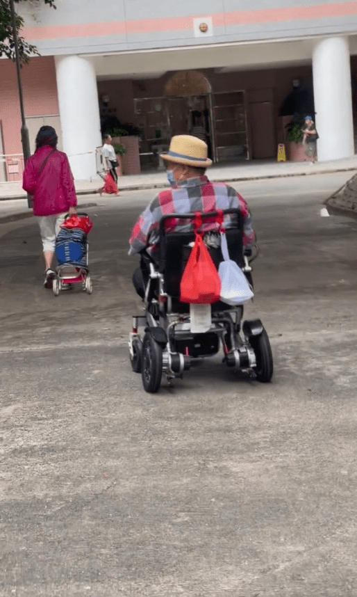 72歲洪金寶獨自坐輪椅買菜！身後掛飯盒塑料袋，左右看註意路況插图2