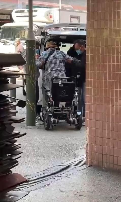 72歲洪金寶獨自坐輪椅買菜！身後掛飯盒塑料袋，左右看註意路況插图6