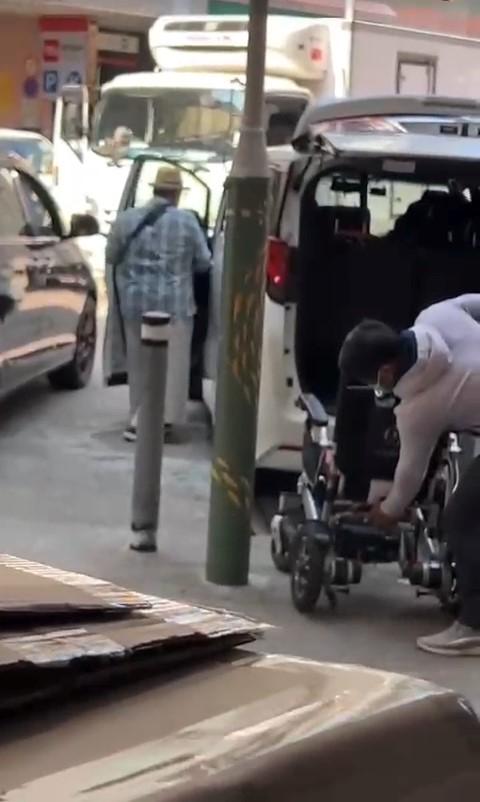 72歲洪金寶獨自坐輪椅買菜！身後掛飯盒塑料袋，左右看註意路況插图7
